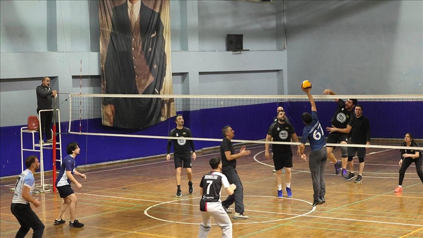 Zonguldak'taki Voleybol Yarışması Farklı Yaş ve Meslek Gruplarını Bir Araya Getiriyor