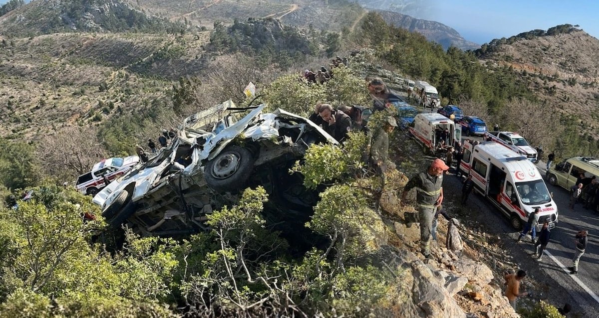 Mersin'de Uçurumda Trajik Olay: 3 Ölü, 11 Yaralı Bulundu