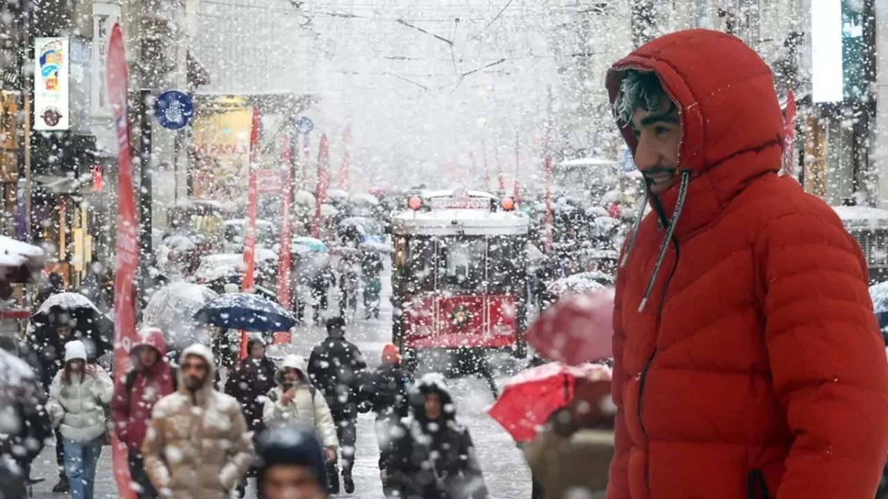 İstanbul’da Kar Yeniden Etkili Olacak: Yetkililer Saat Vererek Uyardı