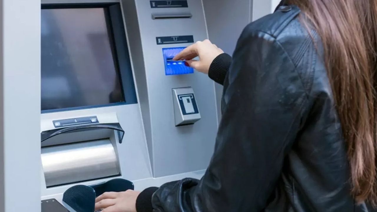 ATM’de yeni uygulama devrede: Kartını takanlar uyarı mesajıyla karşılaşıyor