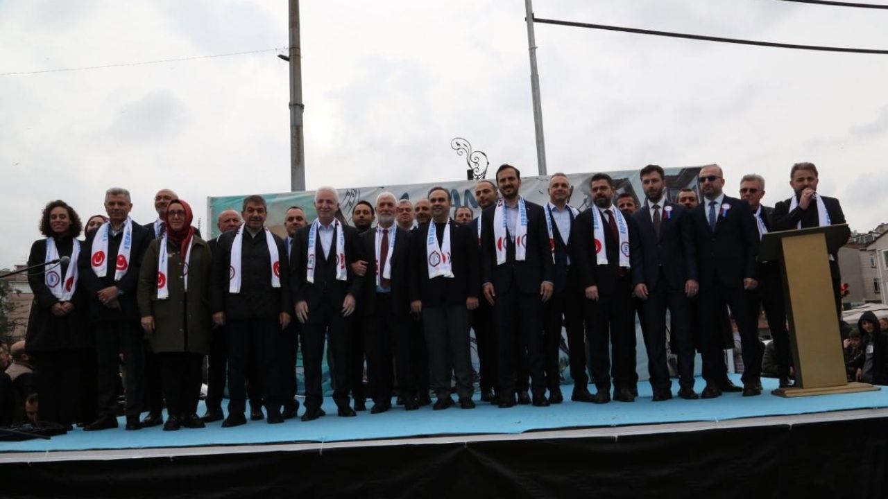 Eyüpsultan Camii Meydanı’nda Hamsi Festivali Coşkusu, 1,5 Ton Hamsi Halka Dağıtıldı