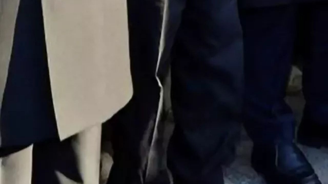 Şehit cenazesinde acılı babanın terlikli hali yürekleri burktu