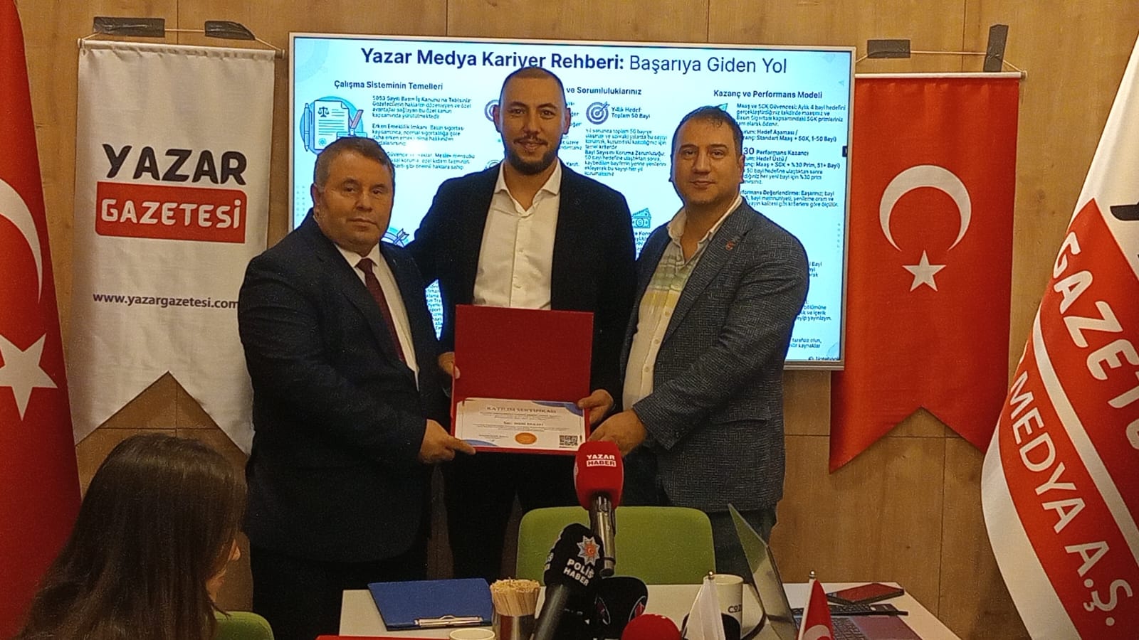 Yazar Medya Görsel Yönetmeni Nebi Erken’e Katılım Sertifikası Takdim Edildi