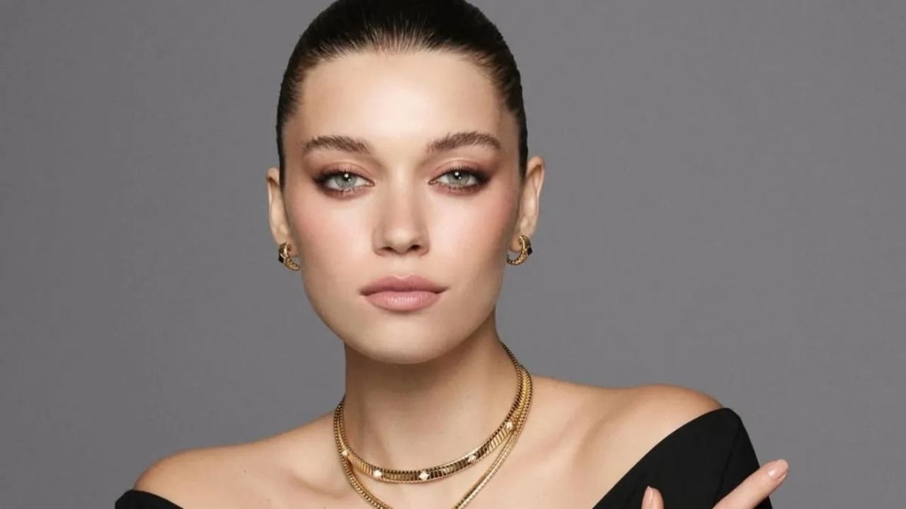 Afra Saraçoğlu’nun Şapkalı Görüntüsü Gündem Oldu