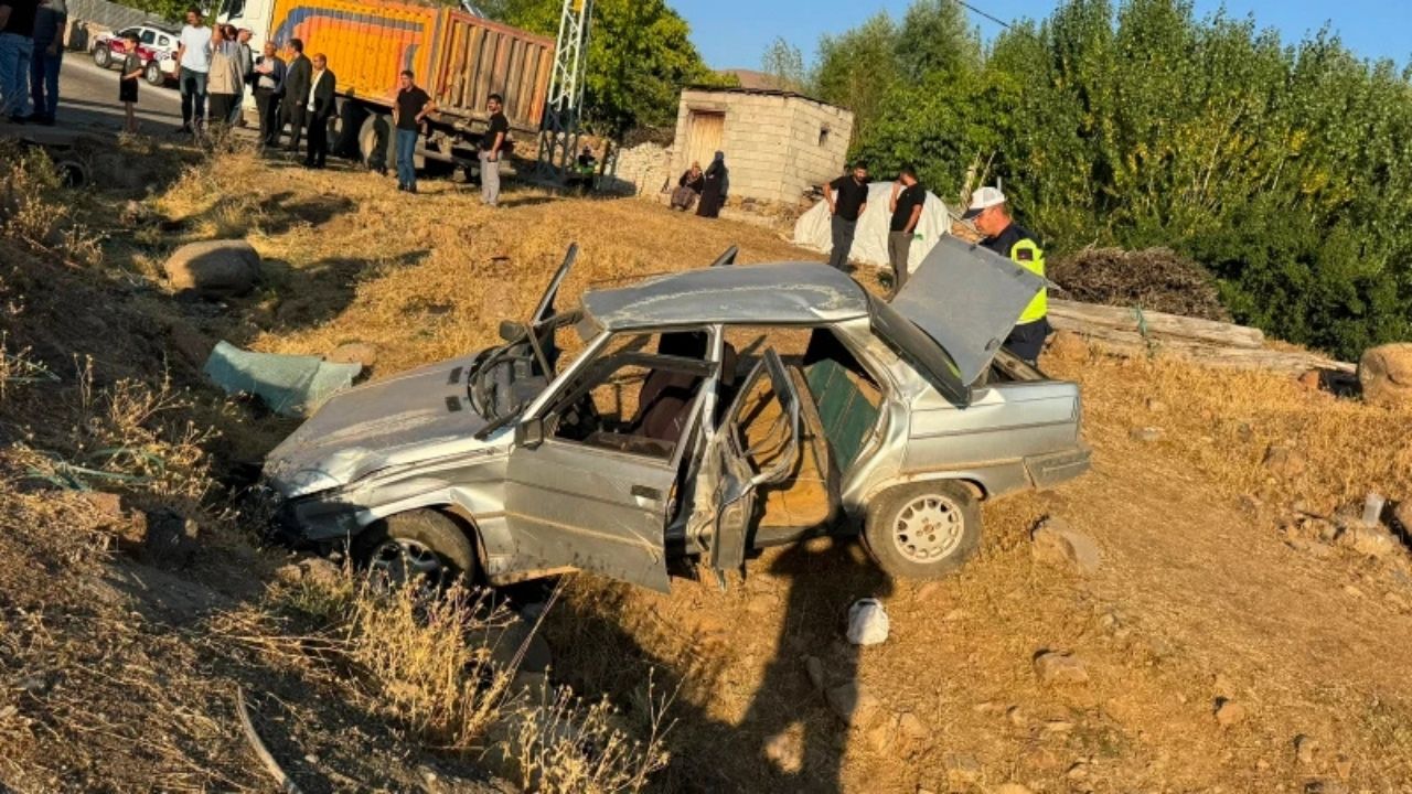 Bingöl’de Otomobil Şarampole Devrildi: 4 Kişi Yaralandı