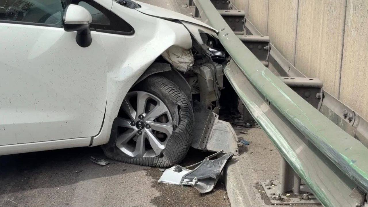 Bursa’da Alt Geçitte Feci Çarpışma İki Araçta Ağır Hasar