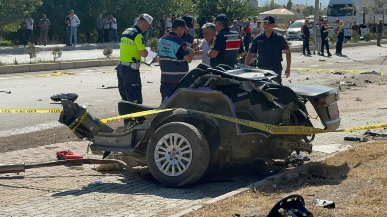 Elazığ’da Feci Kaza: Otomobil İkiye Bölündü, 2 Kişi Öldü