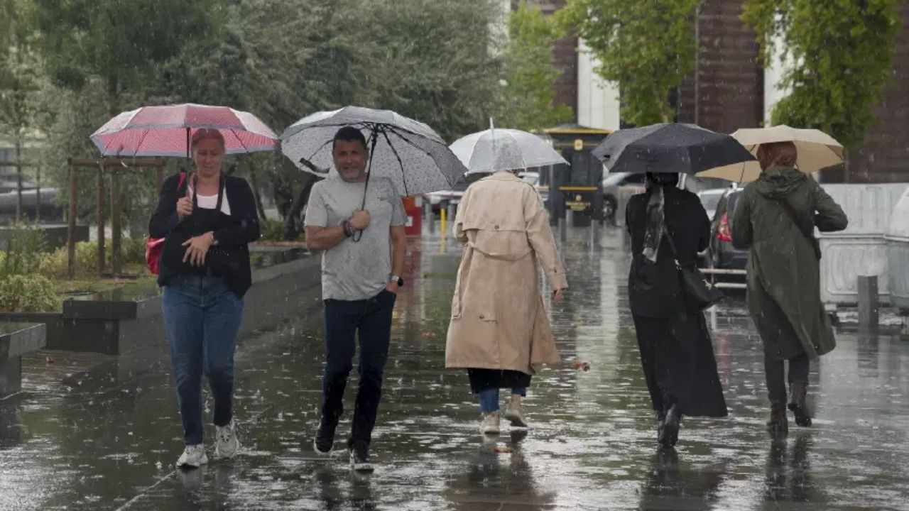 Meteoroloji Uyardı İstanbul’da Sıcaklık 14 Dereceye Gerileyecek