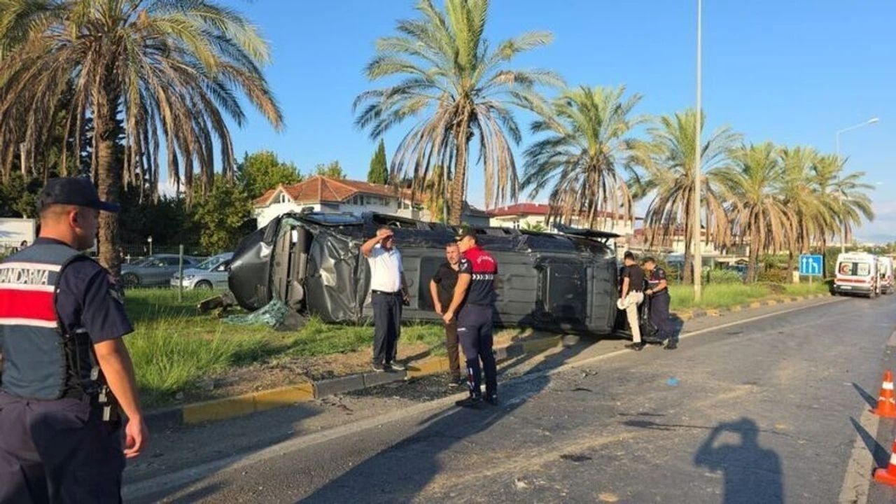 Antalya’da Tur Midibüsü Devrildi: Zincirleme Kazada 17 Yaralı