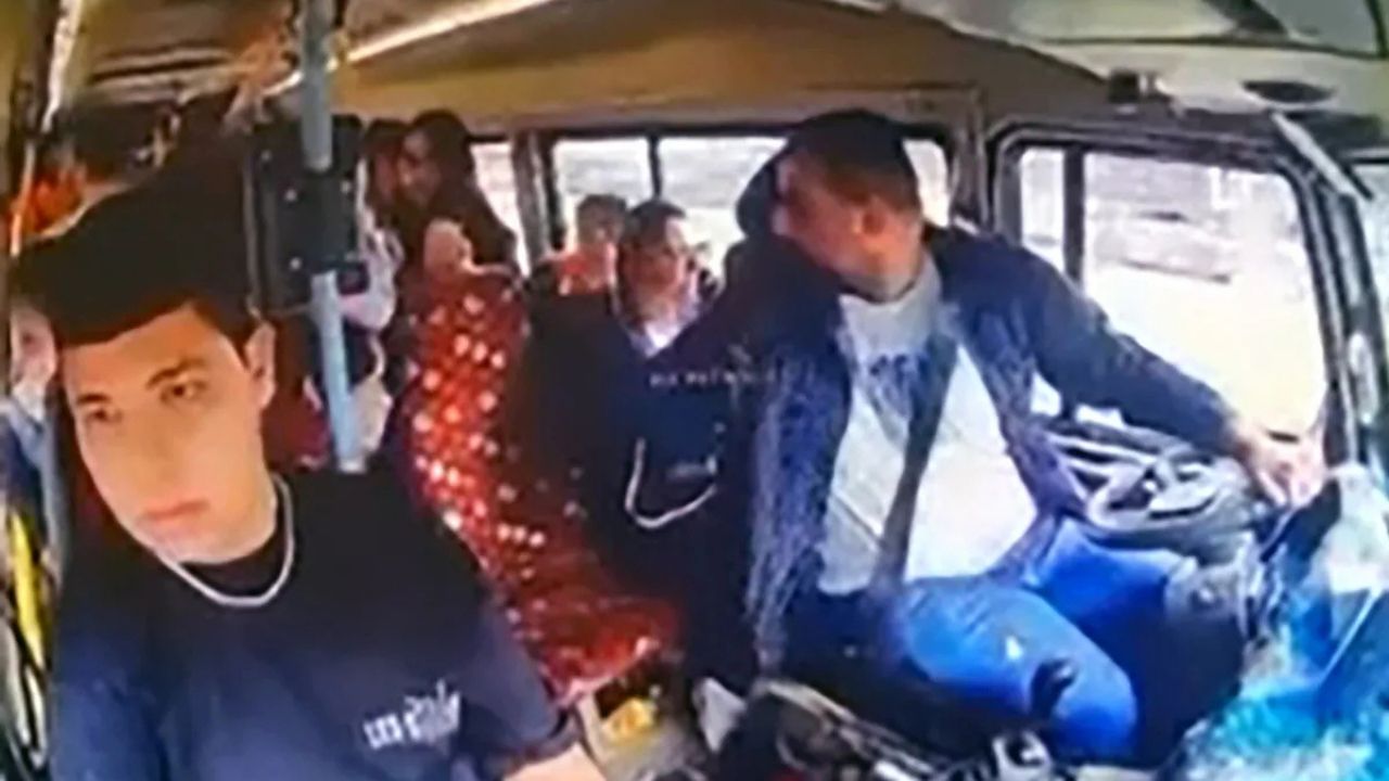 Yüreğir’de Minibüs Dolmuşa Çarptı, Kaza Kameraya Böyle Yansıdı