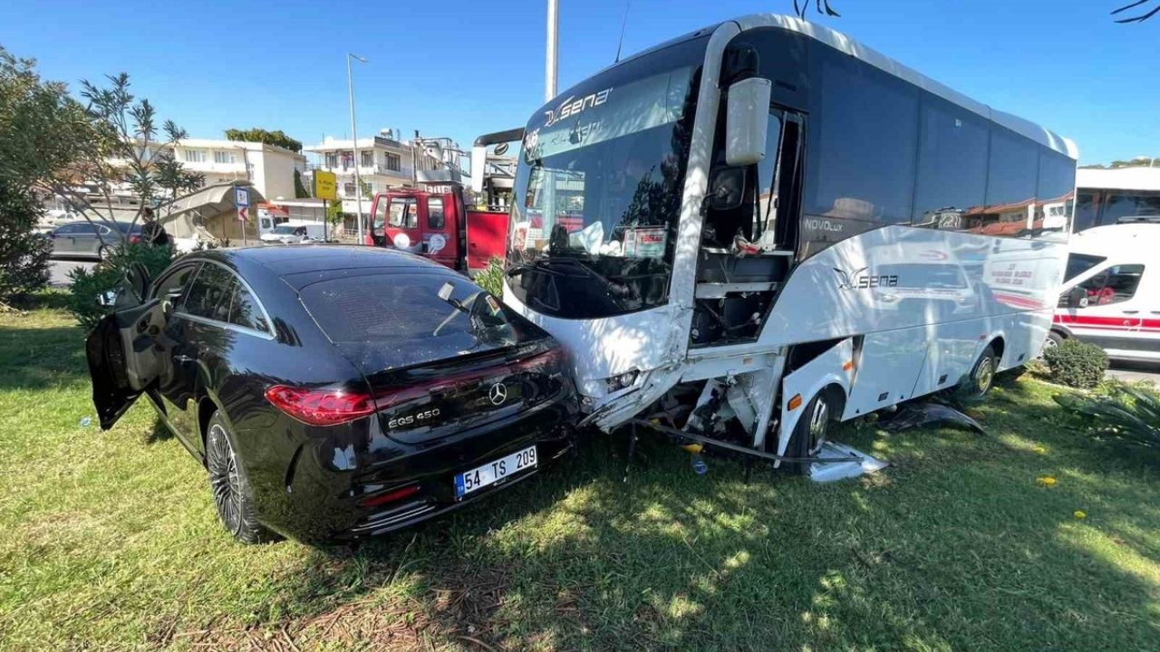 Alanya’da Midibüs İle Otomobil Çarpıştı, 2 Kişi Yaralandı