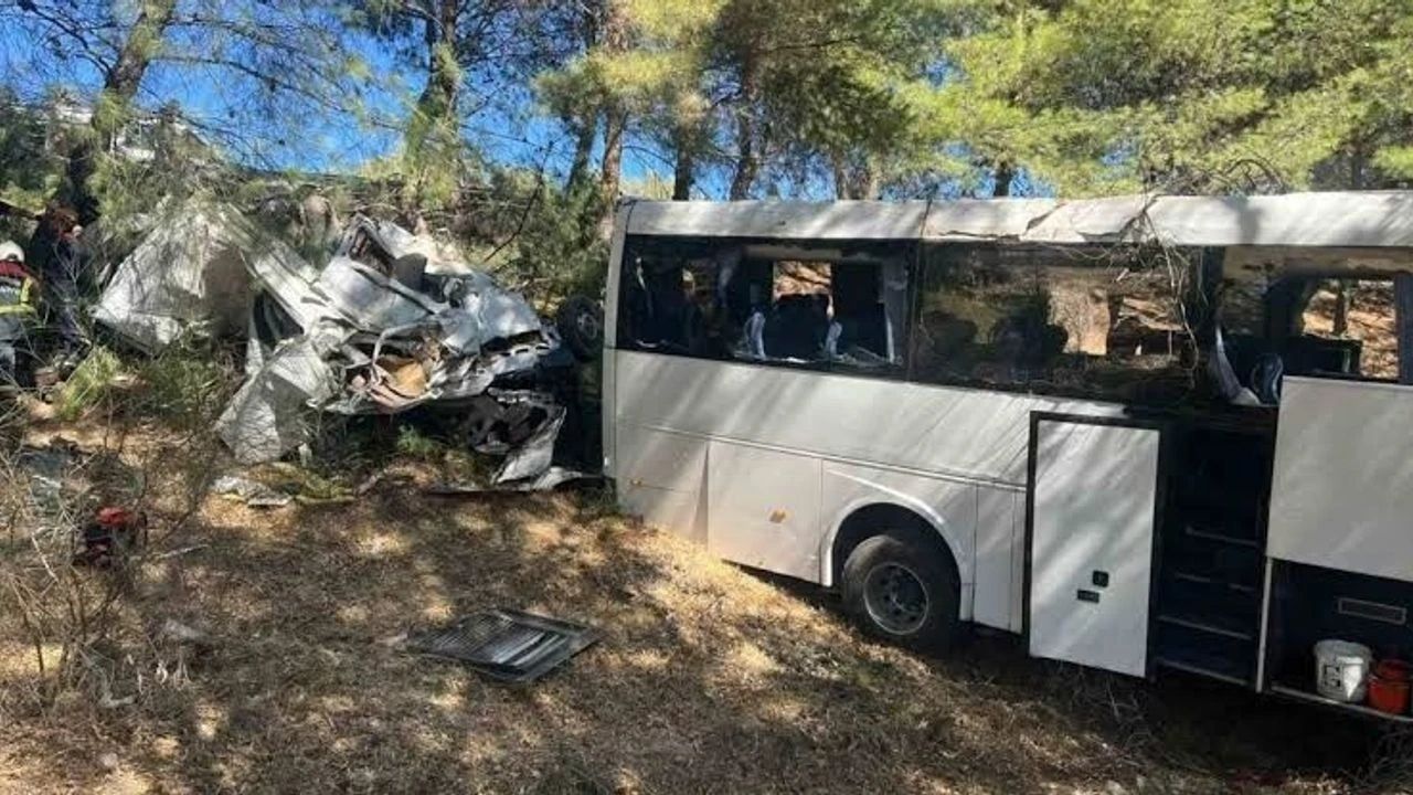 Aydın-İzmir otobanında turist otobüsü kaza yaptı: 2 ölü, 9 yaralı