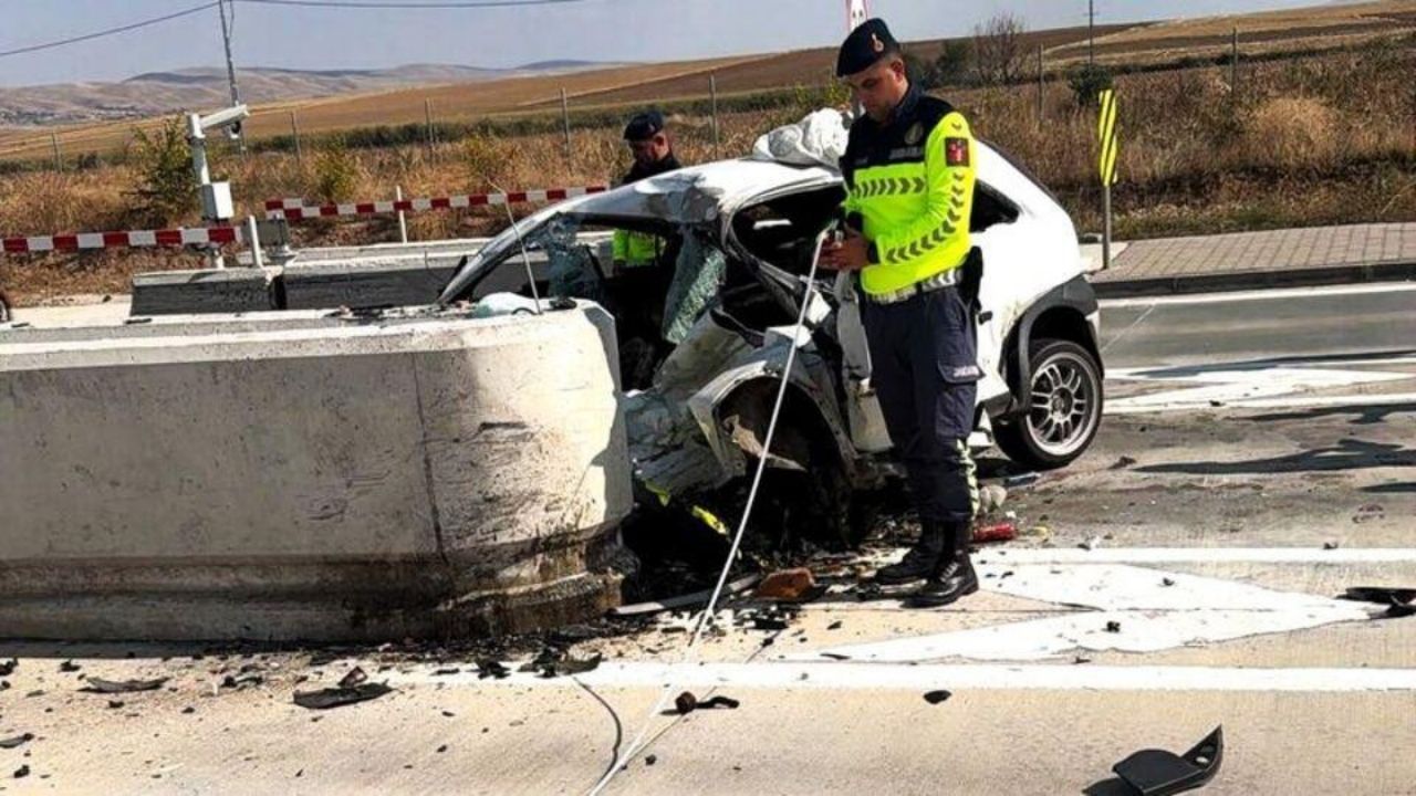Aksaray’da otomobil beton bariyerlere çarptı: 24 yaşındaki sürücü öldü