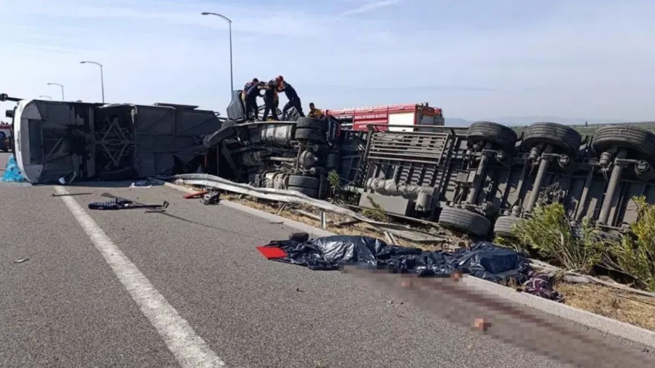Manisa’da Tur Otobüsüyle Çekici Çarpıştı: 11 Kişi Hayatını Kaybetti