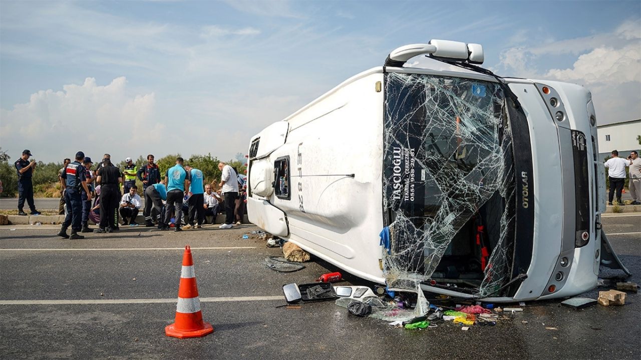 Antalya’da Yolcu Midibüsü Devrildi: 17 Kişi Yaralandı