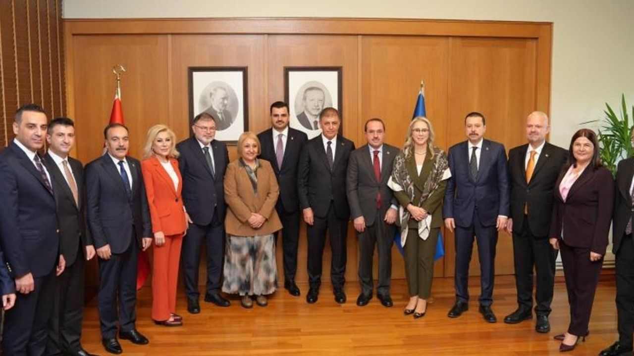 Tarihi Şato’da Kritik Zirve: Cemil Tugay’dan Siyasi Baskı Mesajı