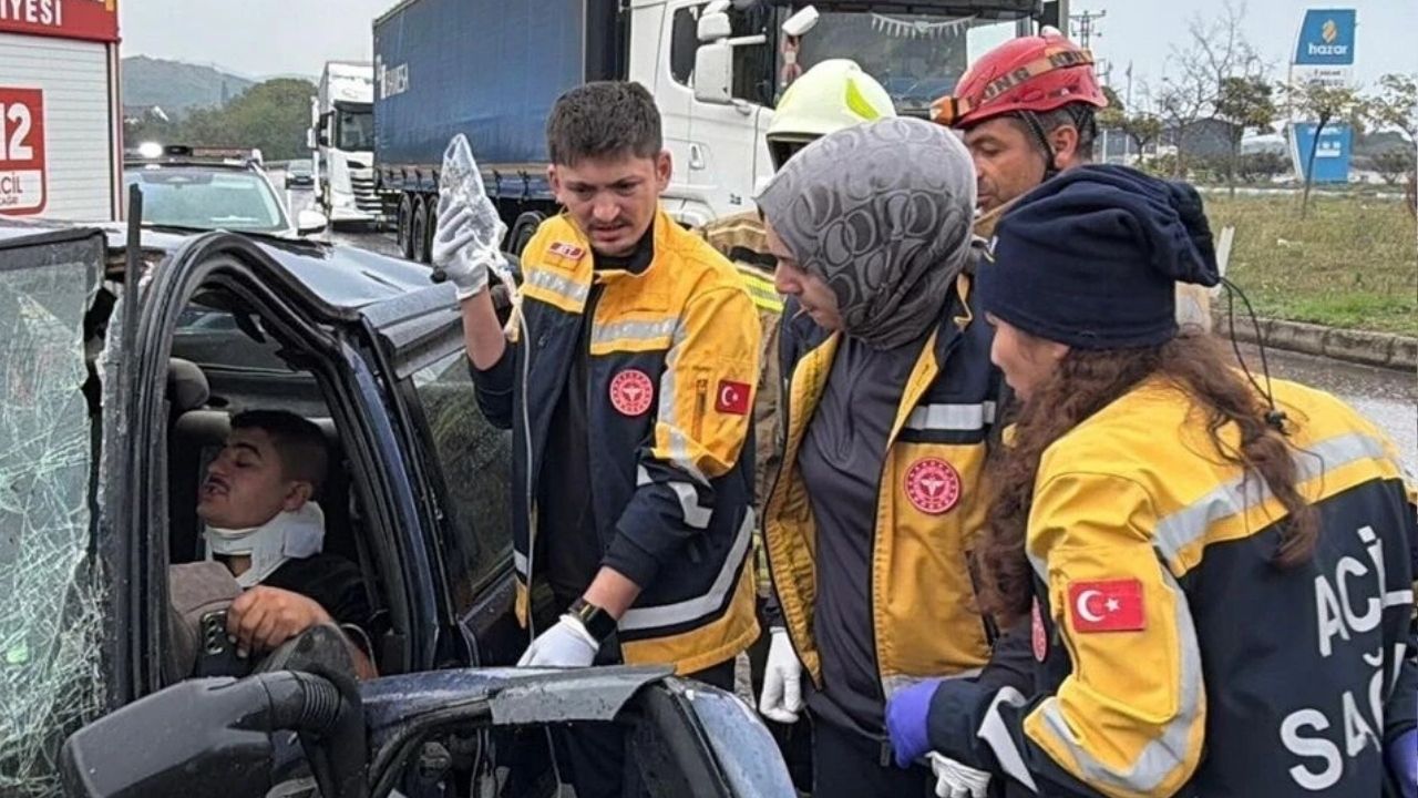 Orhangazi’de Feci Kaza: Otomobil Sürücüsü Araçta Sıkıştı