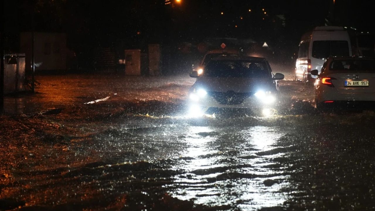 İstanbul’da sağanak alarmı: 2 bin 518 ihbar, 8 bin personel sahada