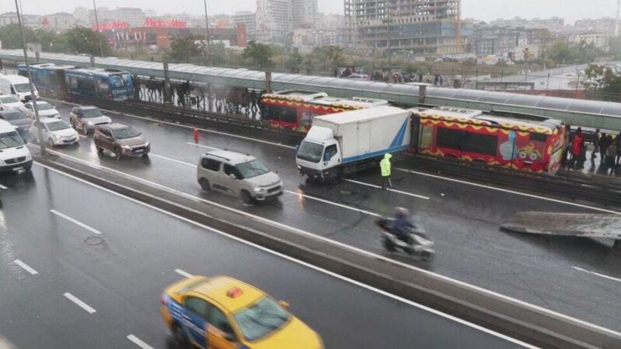 İstanbul E-5’te Kamyonet Kazası Trafiği Kilitledi