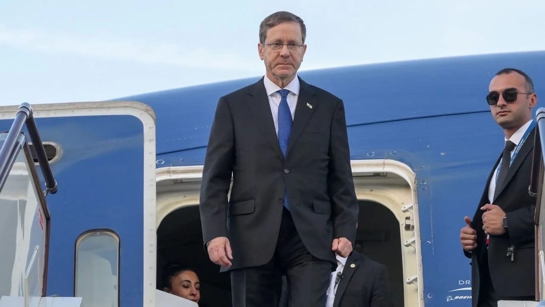 İsrail Cumhurbaşkanı Isaac Herzog Bakü'de uçaktan inerken