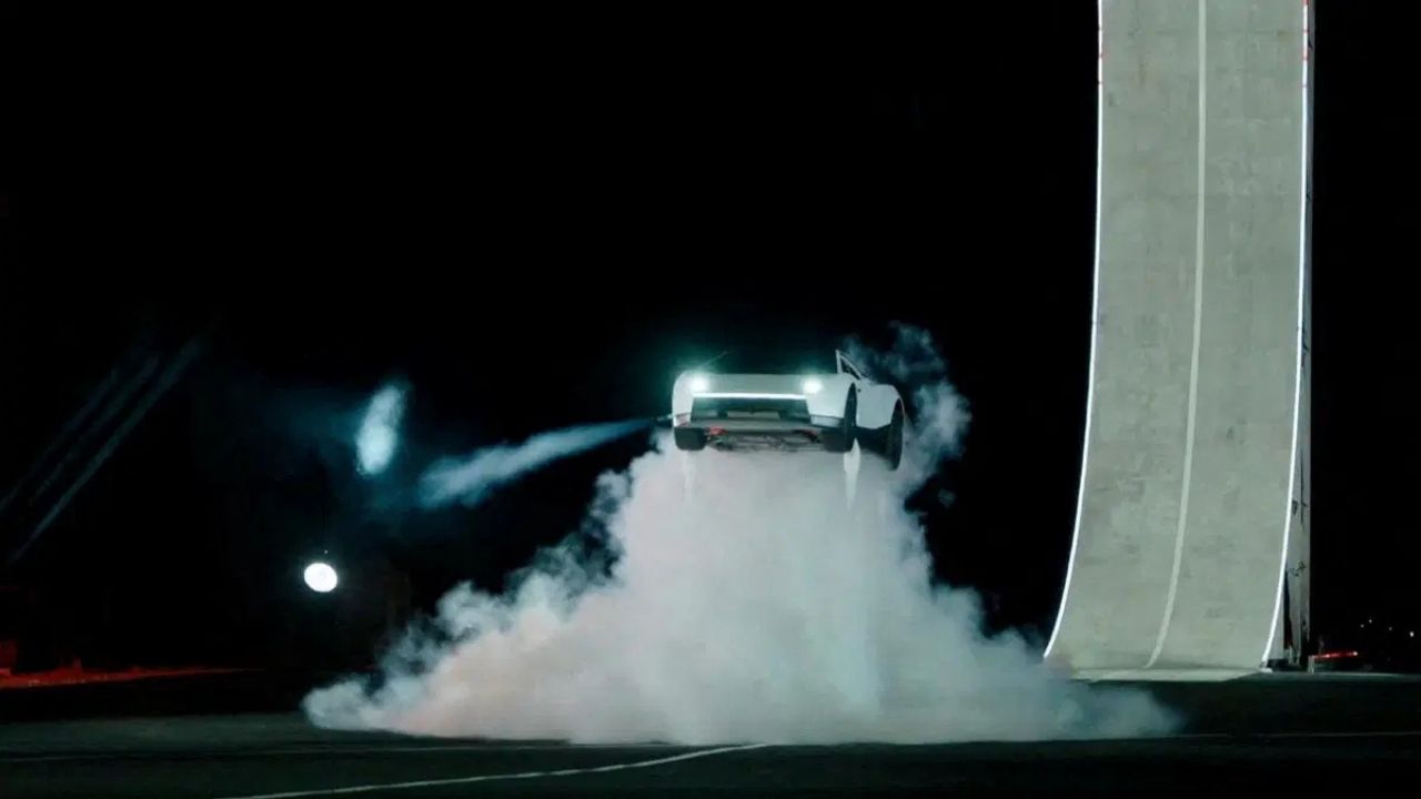 Tesla’nın uçan Roadster modeli için 500 bin dolarlık peşinat