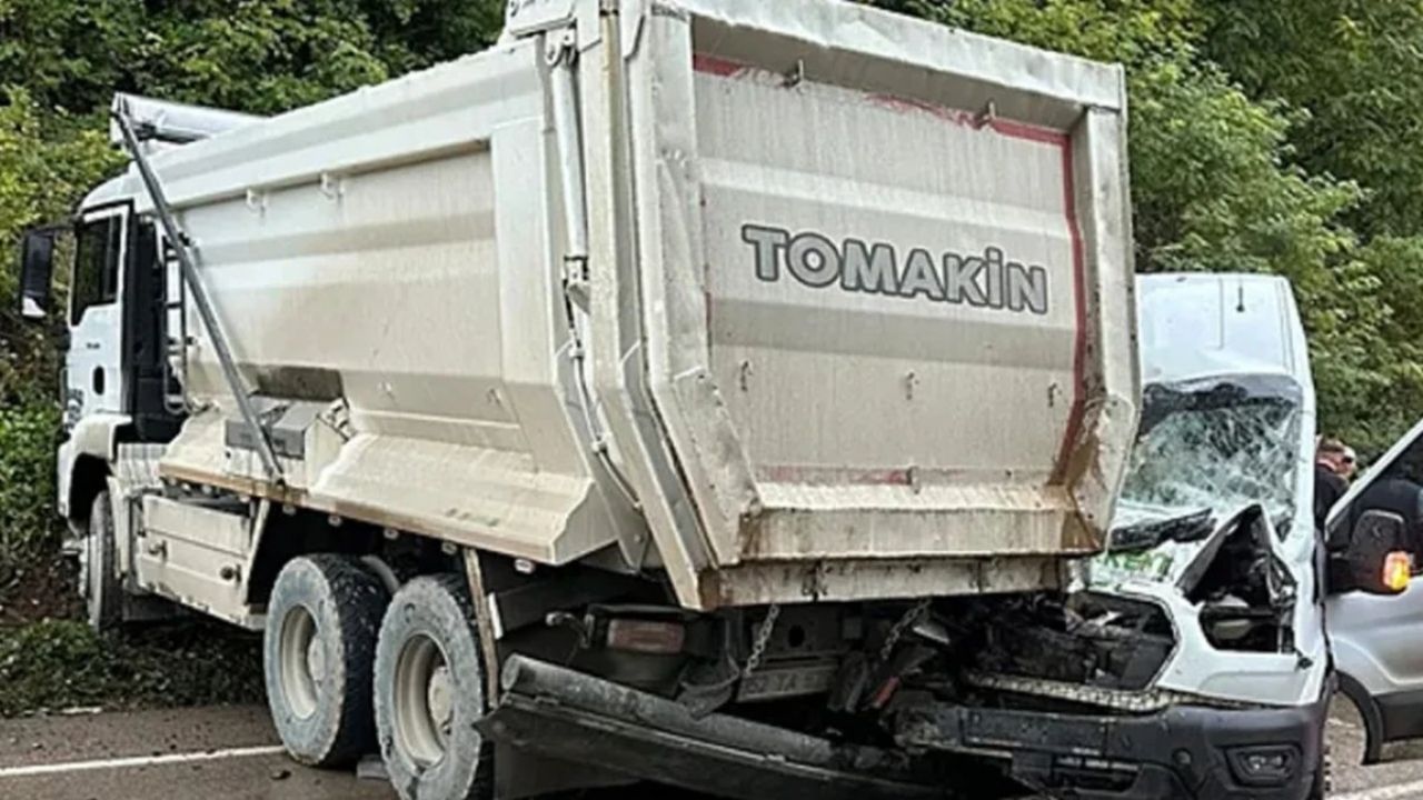 Ordu’da yolcu minibüsü kamyona çarptı: 1 ölü, 23 yaralı