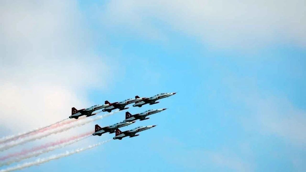 Kayseri Bilim Festivali’nde Türk Yıldızları gökyüzünü renklendirdi