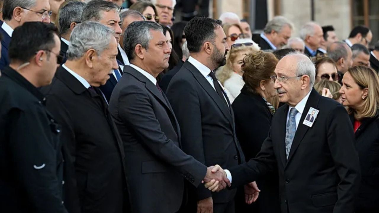 Özgür Özel ve Kemal Kılıçdaroğlu arasında dikkat çeken tokalaşma