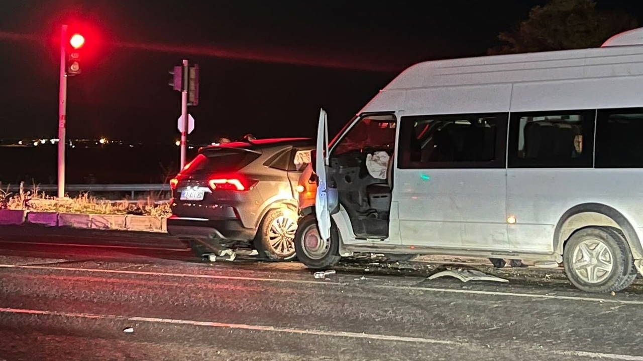 Adıyaman’da tarım işçilerini taşıyan minibüs kaza yaptı: 15 yaralı
