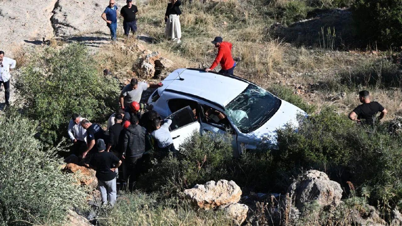 Antalya’da Seyir Terasında Korkunç Kaza: Otomobil 30 Metreden Yuvarlandı