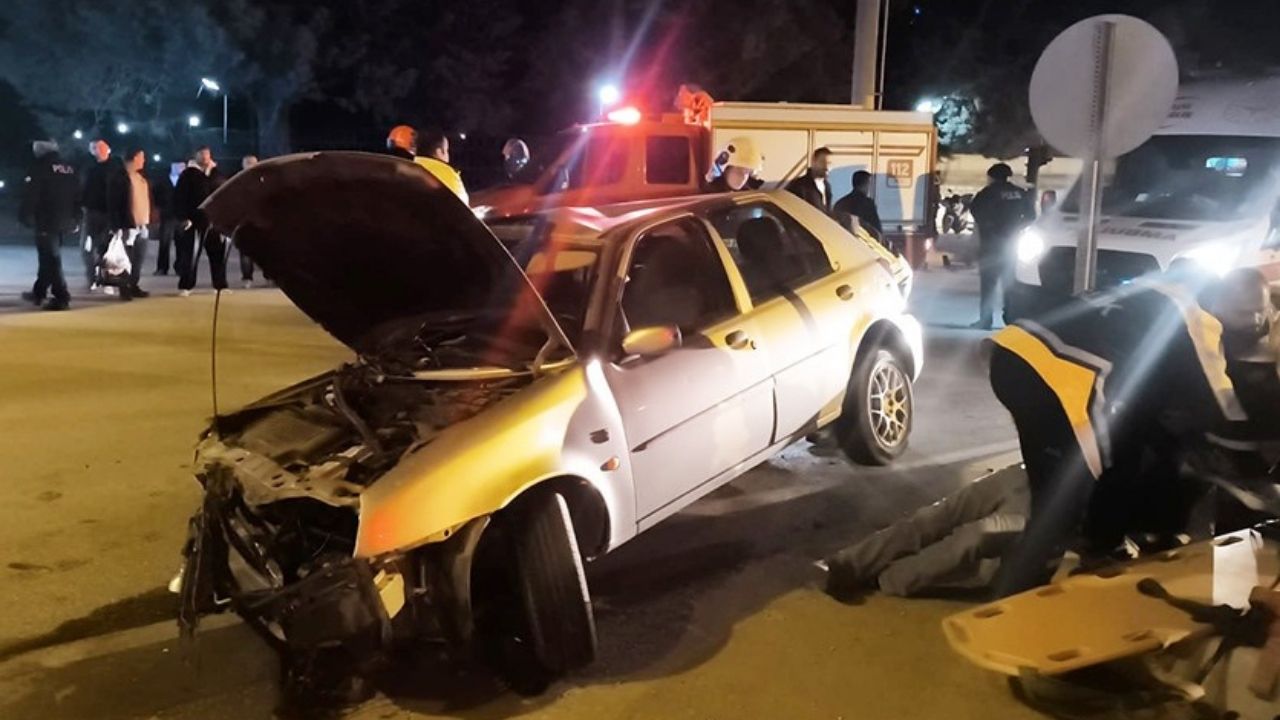 Burdur-Fethiye Yolunda İki Otomobil Çarpıştı: 3 Kişi Yaralandı
