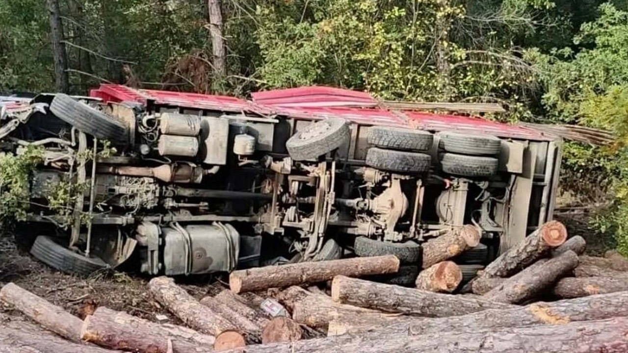 Çanakkale’de Toprak Yol Çöktü: Tomruk Yüklü Kamyon Devrildi, 1 Ölü