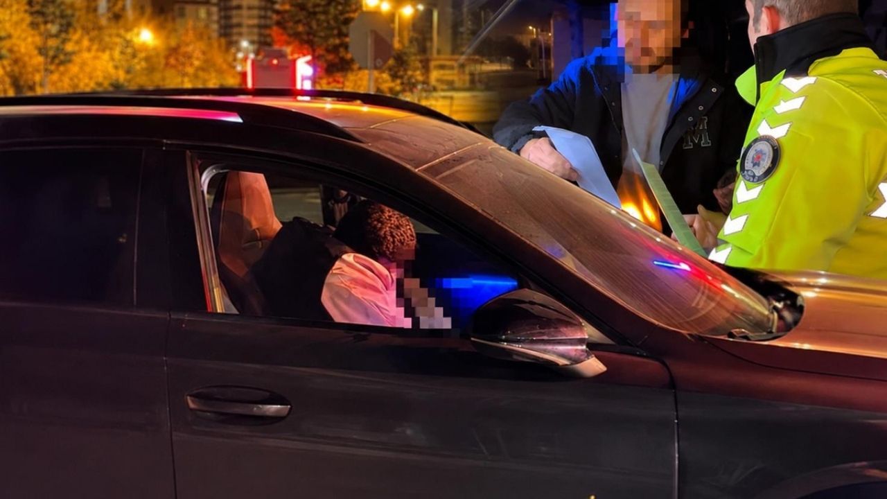 Kayseri’de Kırmızı Işıkta Uyudu, Alkollü Çıkınca Polisi Tehdit Etti