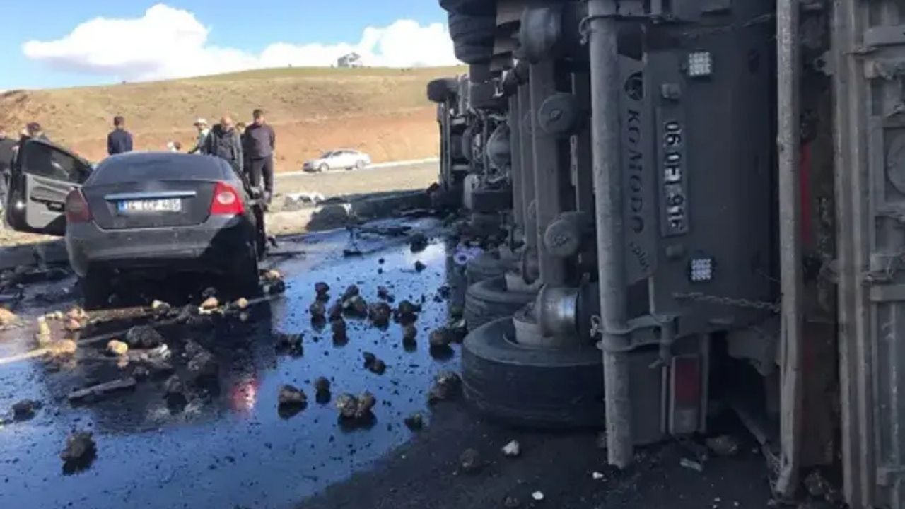 Ağrı’da Feci Kaza: Pancar Yüklü TIR’ın Altında Kalan Otomobilde 4 Ölü