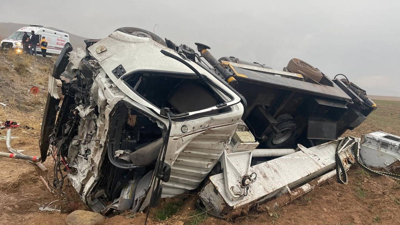Van Gürpınar’da Üç Araç Çarpıştı: 3’ü Ağır 10 Kişi Yaralandı