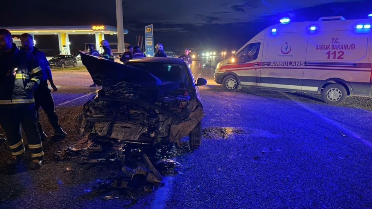 Adıyaman’da Otomobil İle Kamyonet Çarpıştı: 4 Yaralı