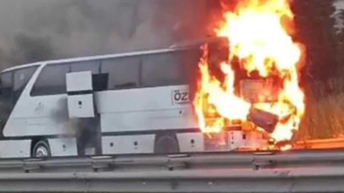 TEM Otoyolu’nda Seyir Halindeki Otobüs Alev Aldı: Felaketten Dönüldü