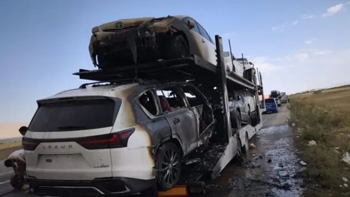Ağrı'da Lüks Otomobilleri Taşıyan TIR Alevlere Teslim Oldu