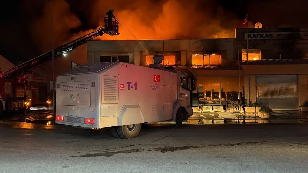 Eskişehir’de İşletmede Yangın Çıktı: TOMA Söndürme Çalışmalarına Katıldı
